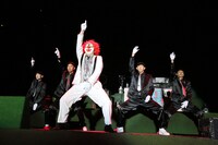 今週の人気の画像5位は「セカオワ野外ワンマン大成功！15公演アリーナツアー開催へ」より、7曲目「花鳥風月」と8曲目「Death Disco」の間に展開されたDJ LOVEのダンス。（撮影：上飯坂一）