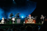 衣装をチェンジし「眠り姫」を演奏するメンバー。写真左よりSaoriは鳥、Fukaseはドラゴン、DJ LOVEは牛、Nakajinは狼の仮装。（撮影：上飯坂一）