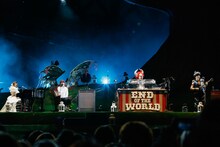 衣装をチェンジし「眠り姫」を演奏するメンバー。写真左よりSaoriは鳥、Fukaseはドラゴン、DJ LOVEは牛、Nakajinは狼の仮装。（撮影：上飯坂一）