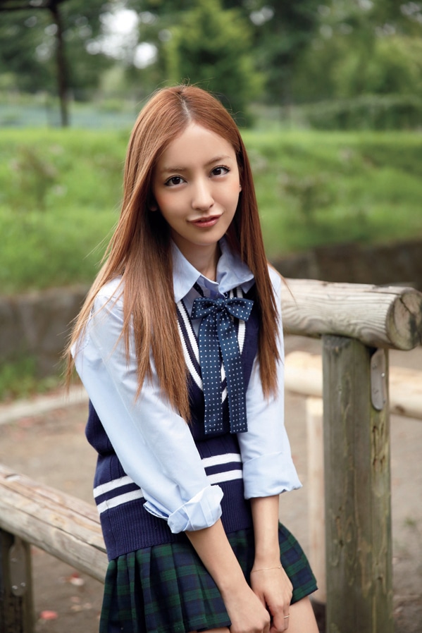「ともちん 板野友美 AKB48卒業記念 写真集」掲載の水着ショット。撮影:Tommy / 講談社