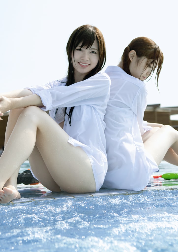 乃木坂46写真集「乃木坂派」より。左から白石麻衣、松村沙友理。