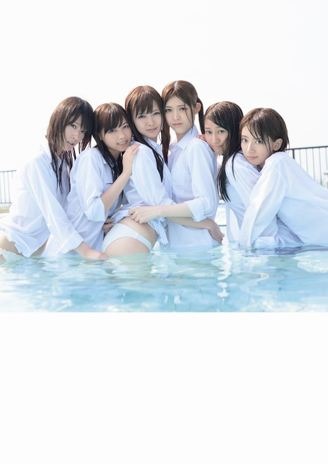 乃木坂46写真集「乃木坂派」より。左から高山一実、西野七瀬、白石麻衣、松村沙友理、桜井玲香、橋本奈々未。