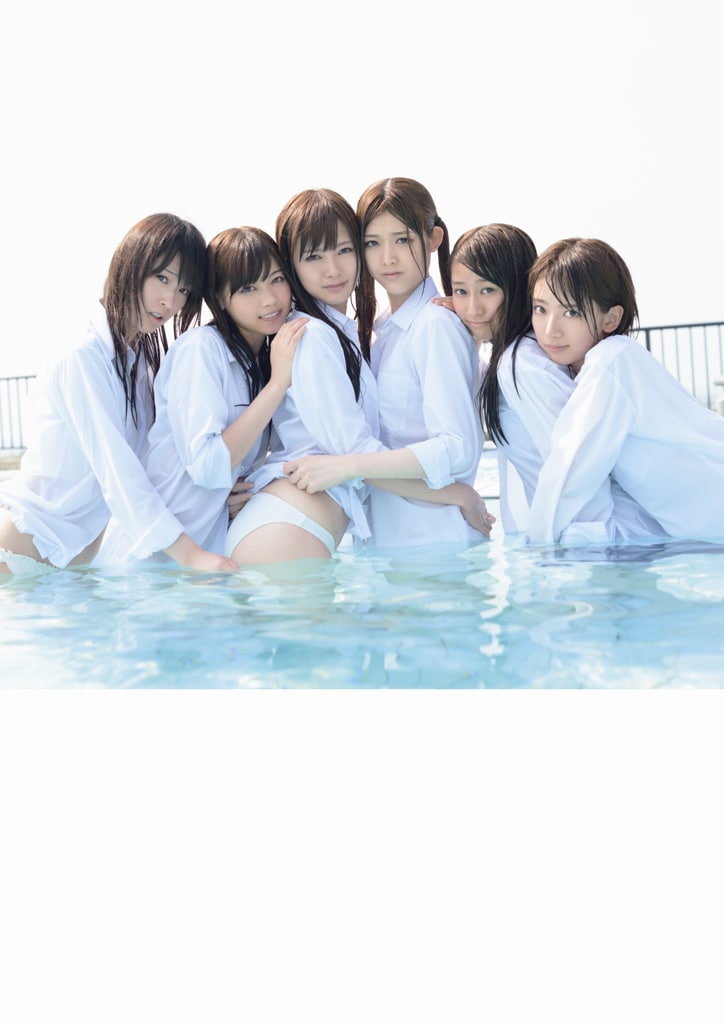 乃木坂46写真集「乃木坂派」より。左から高山一実、西野七瀬、白石麻衣、松村沙友理、桜井玲香、橋本奈々未。