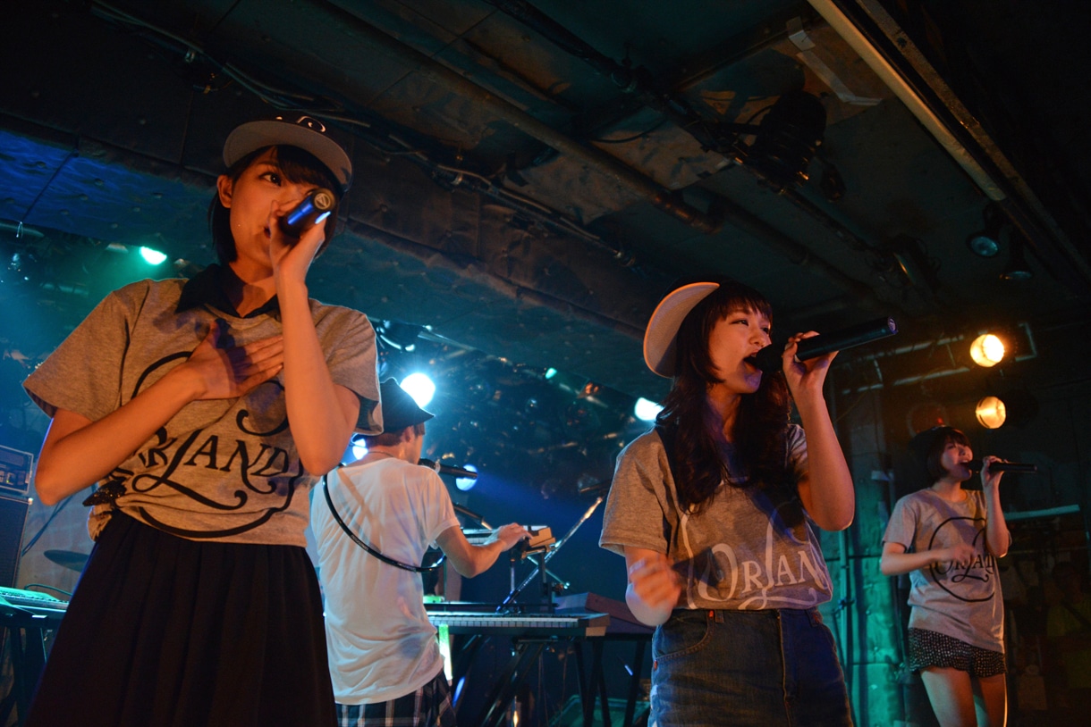 2013年10月に行われたライブイベントライブイベント「N/E/W/H/O/T/E/L」より、NegiccoとOrlandによるコラボレーションの様子。