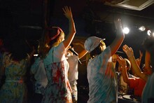 ステージを飛び出しDJブースで歌うEspecia。