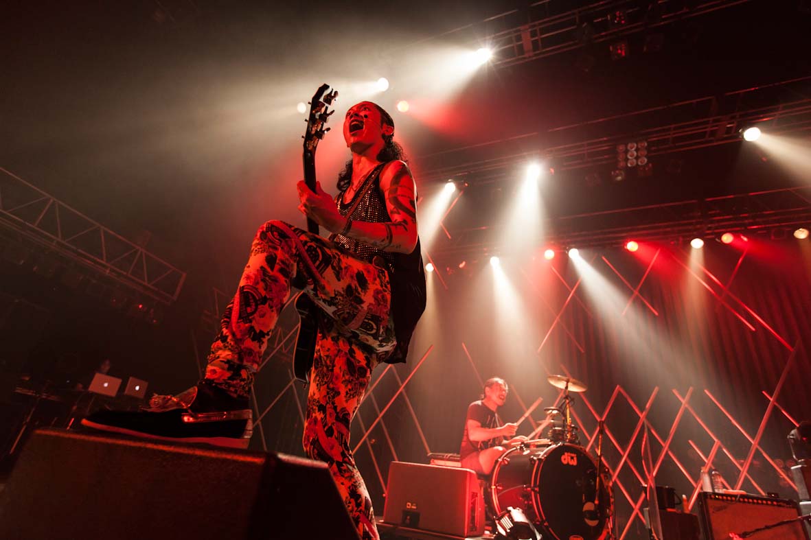 「MIYAVI "SLAP THE BEAT" TOUR 2013」SHIBUYA-AX公演でのMIYAVI。（Photo by Yosuke Torii）
