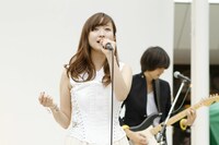 ラゾーナ川崎プラザ ルーファ広場でパフォーマンスを披露するSalley。