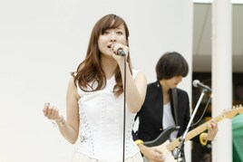 目指せレコ大新人賞！Salley、屋外フリーライブで堂々熱演