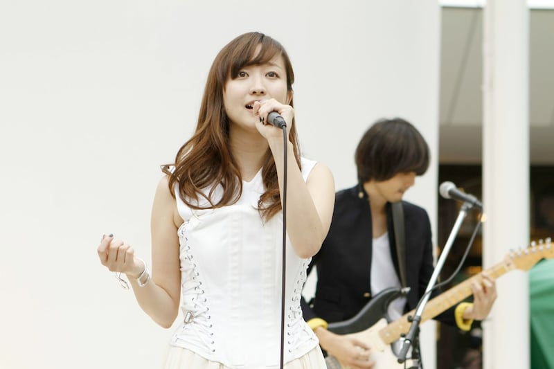 ラゾーナ川崎プラザ ルーファ広場でパフォーマンスを披露するSalley。