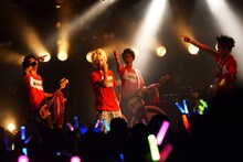 DISH//「皿 vsスラ "世界サラー級タイトルマッチ"」東京・渋谷CLUB QUATTRO公演の様子。