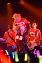 DISH//「皿 vsスラ "世界サラー級タイトルマッチ"」東京・渋谷CLUB QUATTRO公演の様子。