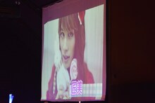 DISH//「皿 vsスラ "世界サラー級タイトルマッチ"」東京・渋谷CLUB QUATTRO公演開始前に上映された映像より、TAKUMIの女装「匠美」。