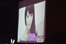 DISH//「皿 vsスラ "世界サラー級タイトルマッチ"」東京・渋谷CLUB QUATTRO公演開始前に上映された映像より、RYUJIの女装「龍子」。