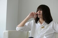 インタビューに答える志磨遼平（Vo）。