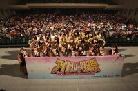 「アイドル収穫祭」で観客をバックに行われた記念撮影の様子。