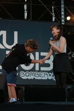 左からMICRO（HOME MADE 家族）、華原朋美。