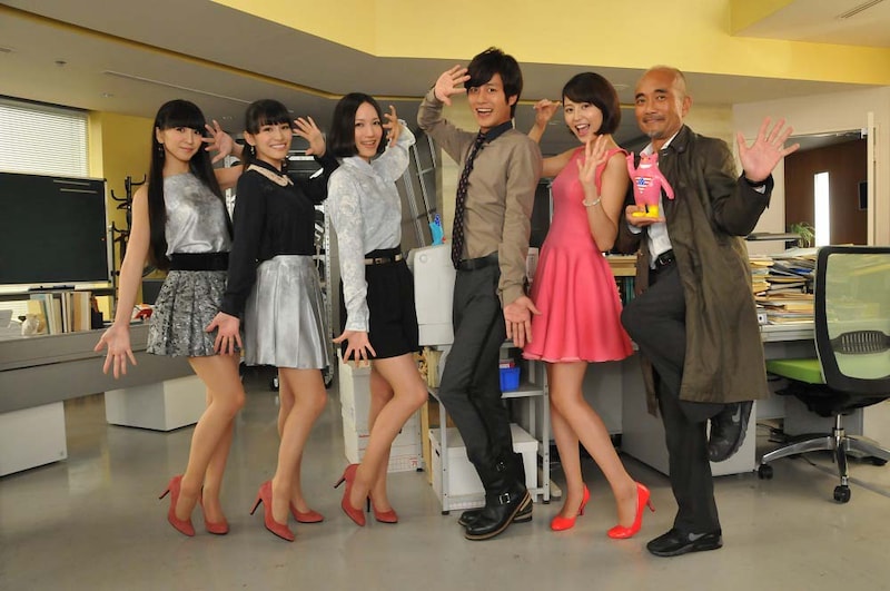 左からかしゆか、あ～ちゃん、のっち、溝端淳平、長澤まさみ、竹中直人。