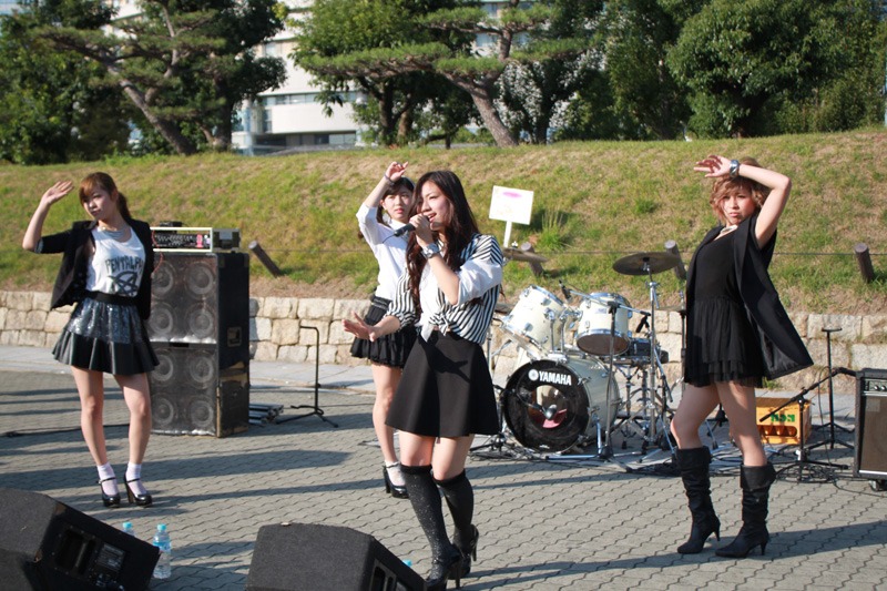 大阪城公園城天ストリートでライブを行うGiselle4。