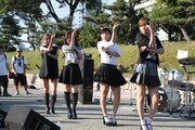 大阪城公園城天ストリートでライブを行うGiselle4。