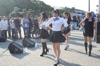 大阪城公園城天ストリートでライブを行うGiselle4。