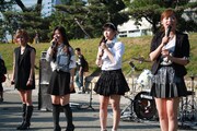 大阪城公園城天ストリートでライブを行うGiselle4。