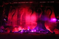 SEKAI NO OWARI「炎と森のカーニバル」にて「Death Disco」を初パフォーマンスしている様子。