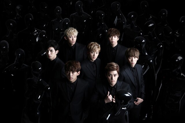 U-KISS。前列左がドンホ。