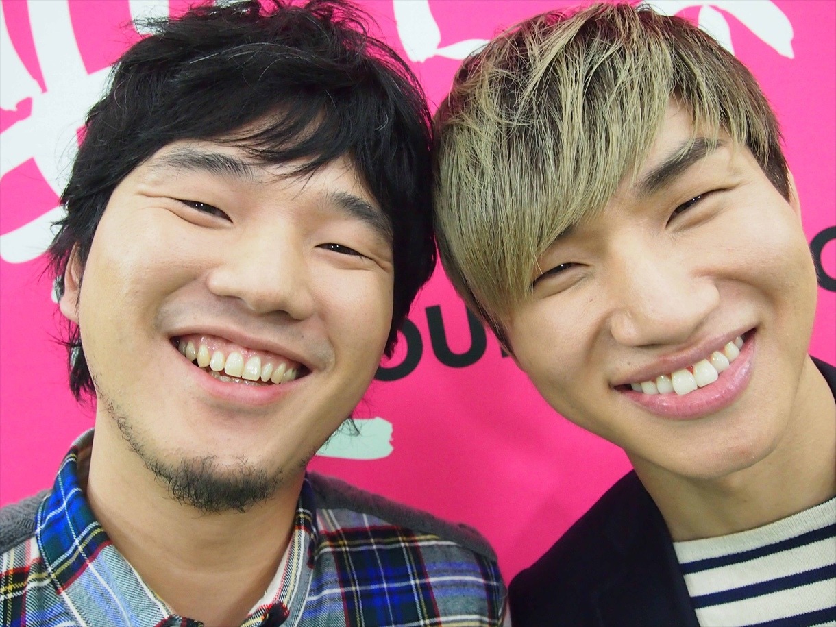 左から秦基博、D-LITE。