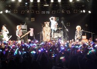 カメレオ「七大都市ワンマンツアー2013『カメ充（・ω＜）』」大阪公演の様子。