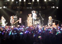 カメレオ「七大都市ワンマンツアー2013『カメ充（・ω＜）』」大阪公演の様子。