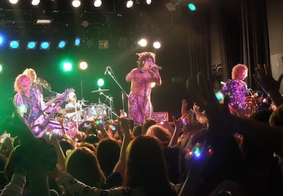 カメレオ「七大都市ワンマンツアー2013『カメ充（・ω＜）』」大阪公演の様子。