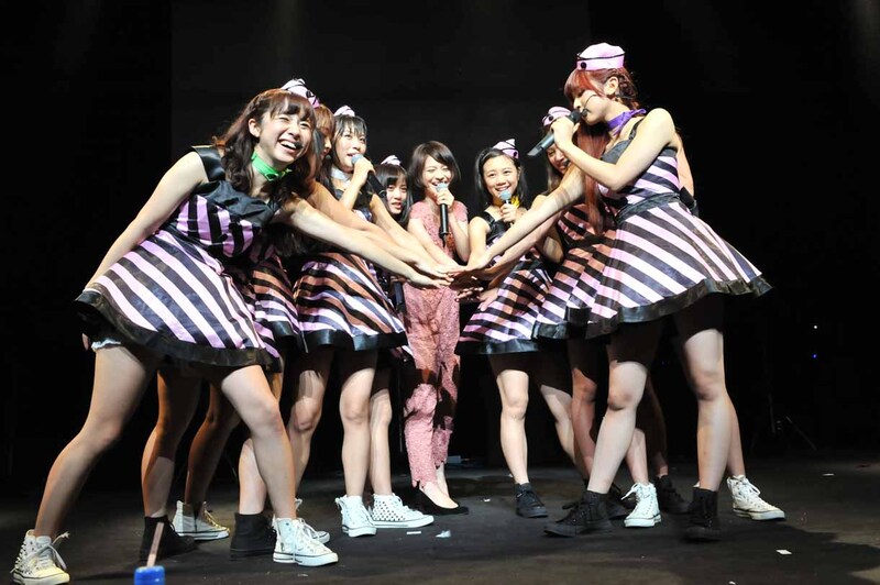 円陣を組むPASSPO☆と竹中夏海。