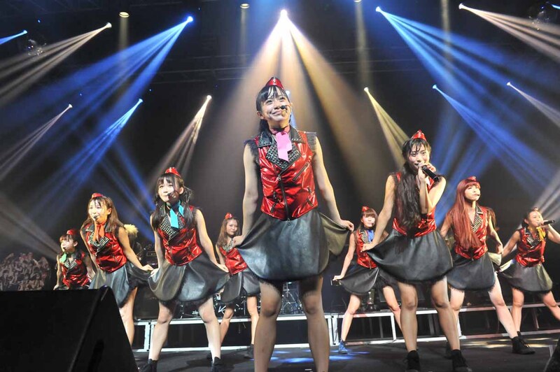 「ピンクのパラシュート」歌唱の様子。