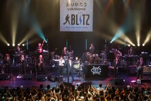 「ありがとう yokohama BLITZ」という看板を背に、最後の横浜BLITZ公演を満喫するクレイジーケンバンド。 (C)DOUBLE JOY RECORDS Co.,ltd