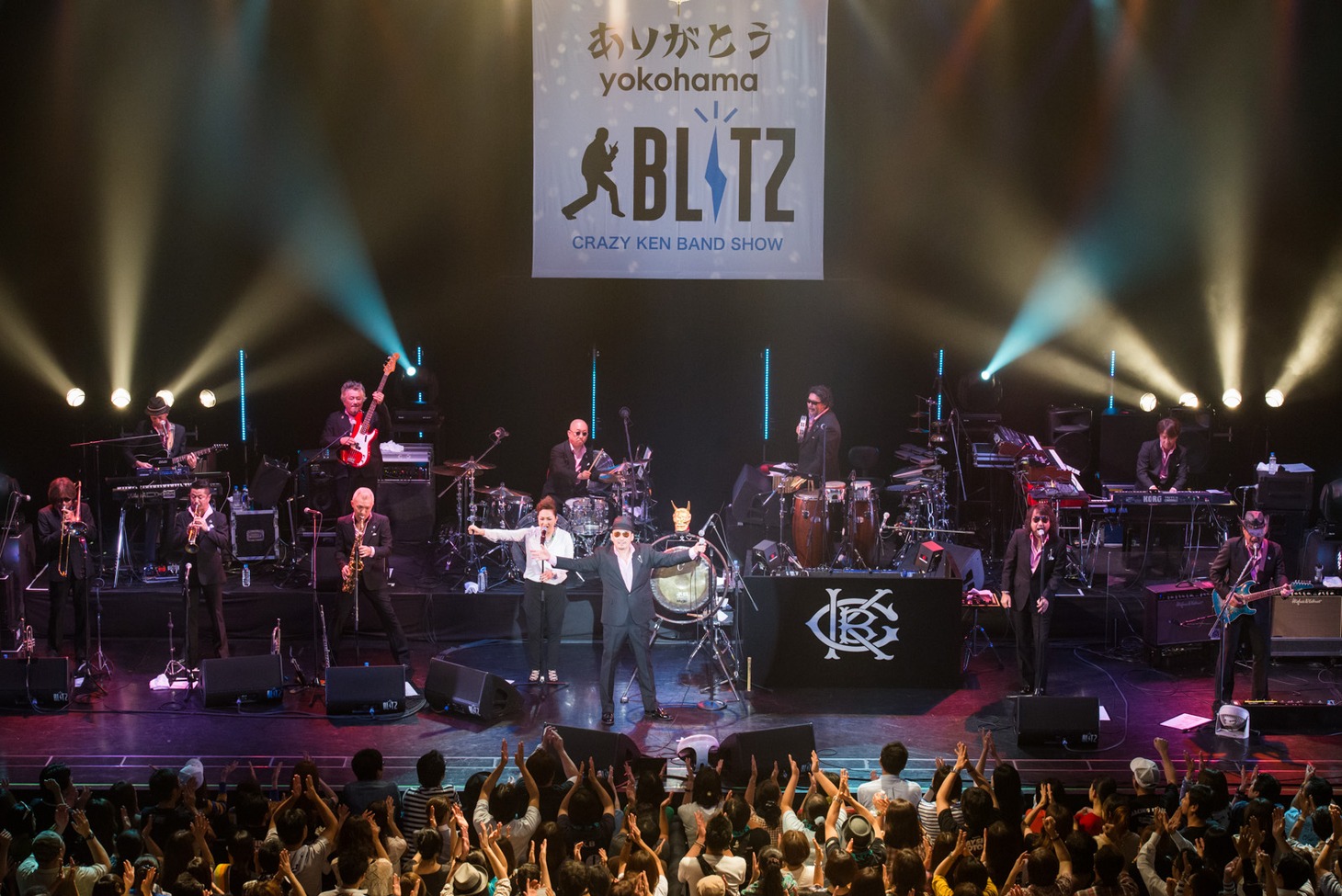 「ありがとう yokohama BLITZ」という看板を背に、最後の横浜BLITZ公演を満喫するクレイジーケンバンド。 (C)DOUBLE JOY RECORDS Co.,ltd
