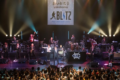 「ありがとう yokohama BLITZ」という看板を背に、最後の横浜BLITZ公演を満喫するクレイジーケンバンド。 (C)DOUBLE JOY RECORDS Co.,ltd
