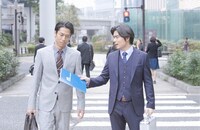 ドラマ「ハニー・トラップ」のワンシーン。左がAKIRA。 (c)フジテレビ