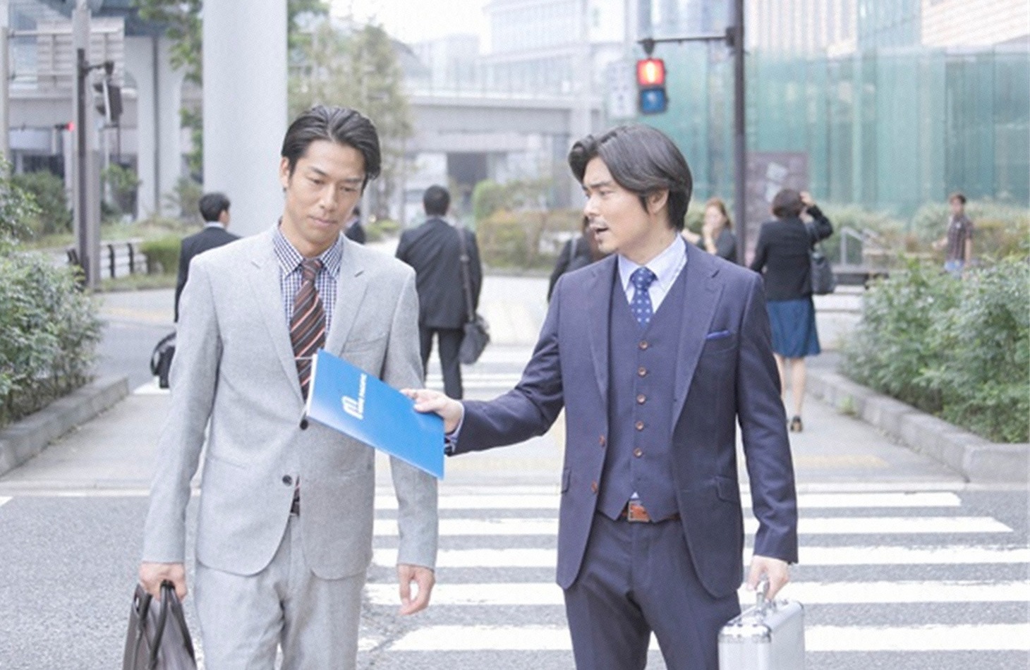 ドラマ「ハニー・トラップ」のワンシーン。左がAKIRA。 (c)フジテレビ