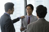 ドラマ「ハニー・トラップ」のワンシーン。中央がAKIRA。 (c)フジテレビ