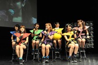 アップアップガールズ（仮）のトークコーナーの様子。