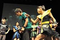 佐保明梨の張り手を食らうピエール中野。