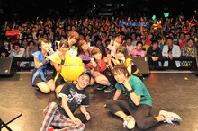 アップアップガールズ（仮）、山本昇、ピエール中野によるフォトセッション。