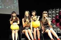 9nineのトークコーナーの様子。