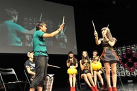 ピエール中野にドラムスティックの持ち方を教わる村田寛奈。