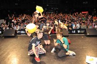 9nine、山本昇、ピエール中野によるフォトセッション。