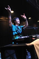 DJプレイ中のピエール中野。