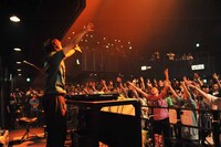 フロアを盛り上げるピエール中野。