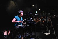 電子ドラムによる演奏を始めるピエール中野。