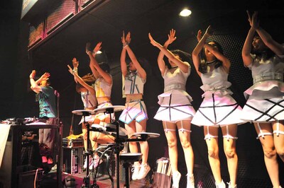 アップアップガールズ（仮）、9nine、ピエール中野による“Xジャンプ”の様子。