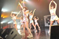 アップアップガールズ（仮）のライブの様子。